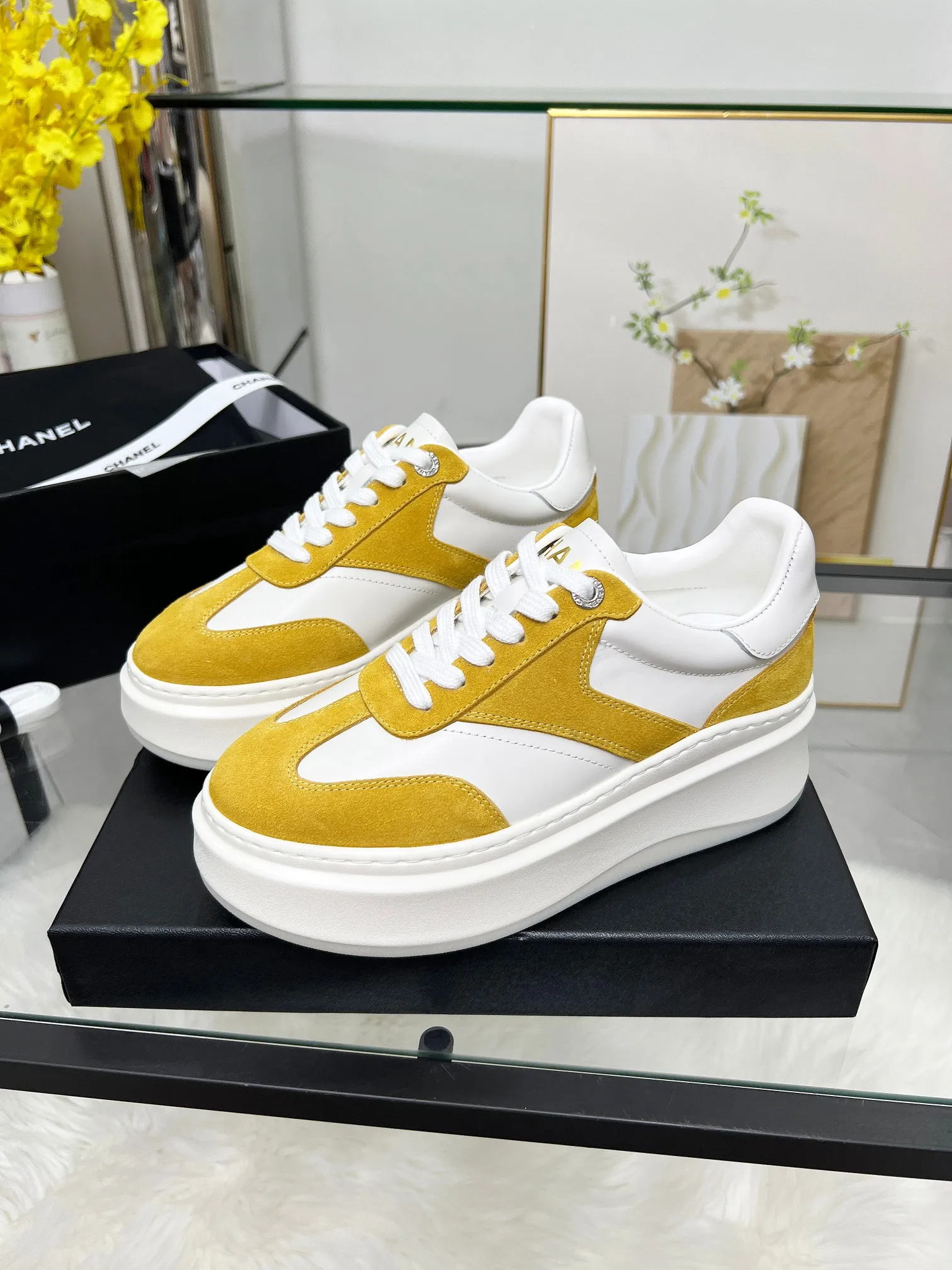 👟👟Ex-factory price 480👟👟 CHANEL 25C spring and summer new sports shoes official website is available at the same time ❤️ Counter out-of-stock kings. Major bloggers are recommending new styles on social days. This season’s new styles are simply eye-catching and look great on the feet. The casual casual sports style is refreshing and natural, interpreting Chanel’s fashionable femininity. The overall customization makes all sports models on the market at that time obsolete. This series is now available for sale! The upper is made of custom imported pebbled calf leather ➕ custom frosted calf leather. The lining is made of original one-to-one professionally customized mesh. Hardware accessories. Original full set of molds (not common in the market). Original custom molded TPU combination outsole. Height 4 cm. Women's size 35-39.